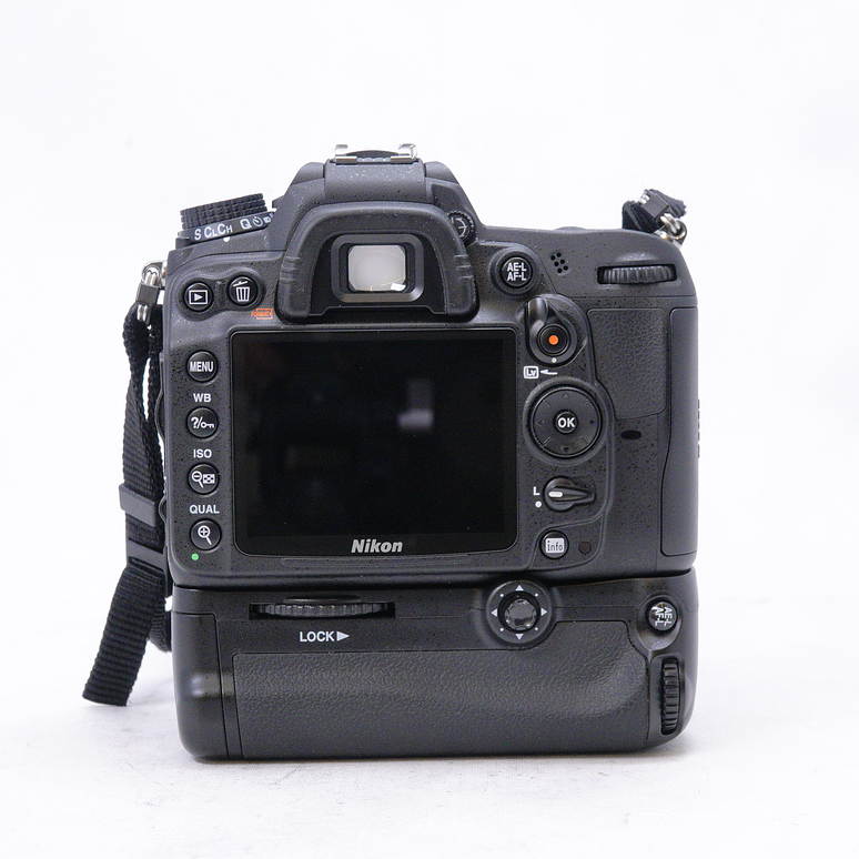 Nikon D7000 con Lente Nikkor 18-105mm f3.5-6 DX más Grip Bower y accesorios - Usado 5