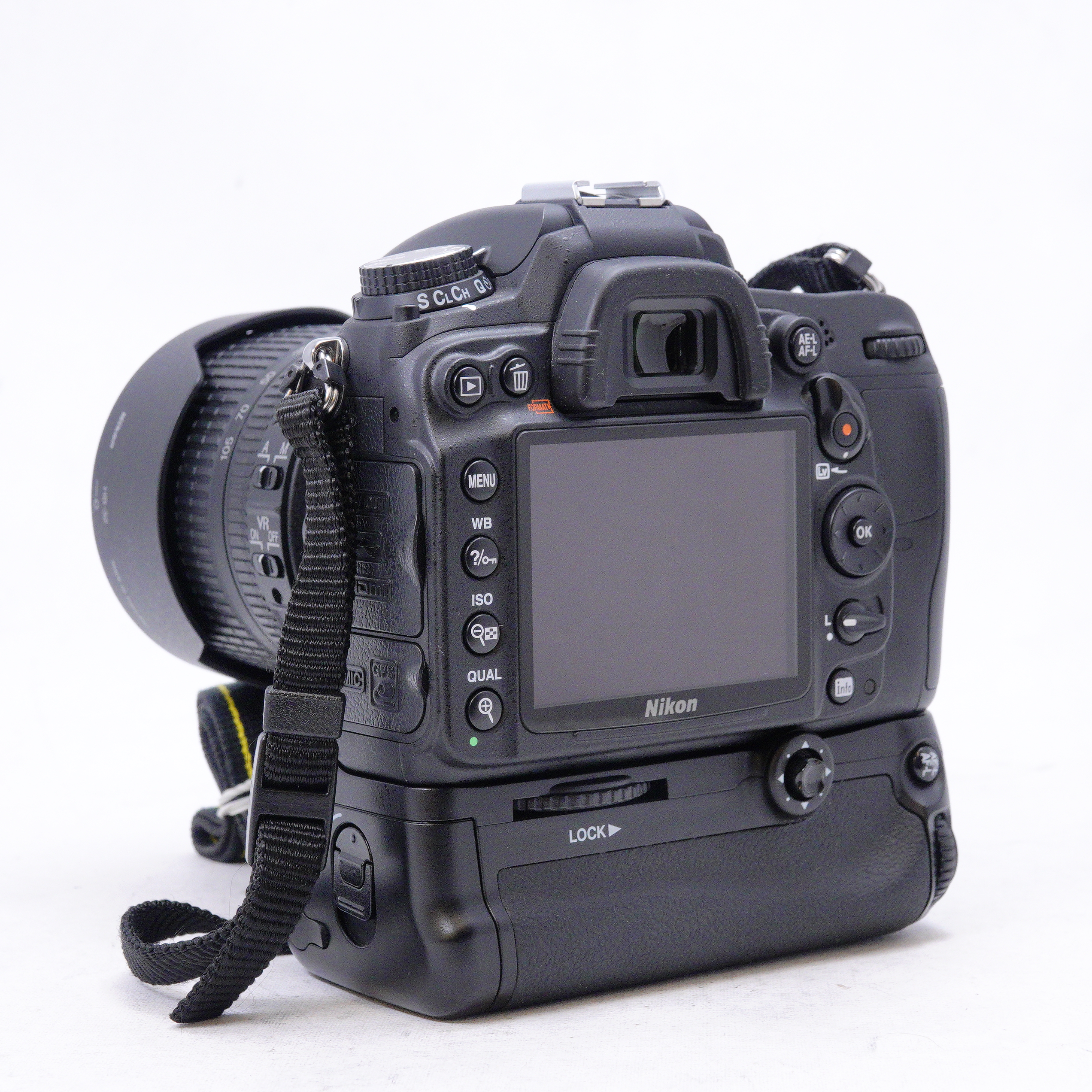Nikon D7000 con Lente Nikkor 18-105mm f3.5-6 DX más Grip Bower y accesorios - Usado