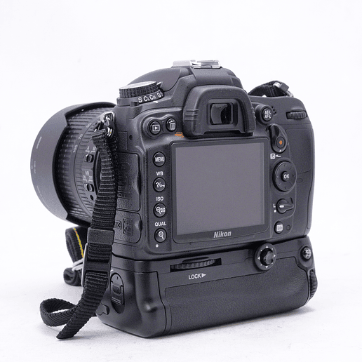 Nikon D7000 con Lente Nikkor 18-105mm f3.5-6 DX más Grip Bower y accesorios - Usado 6