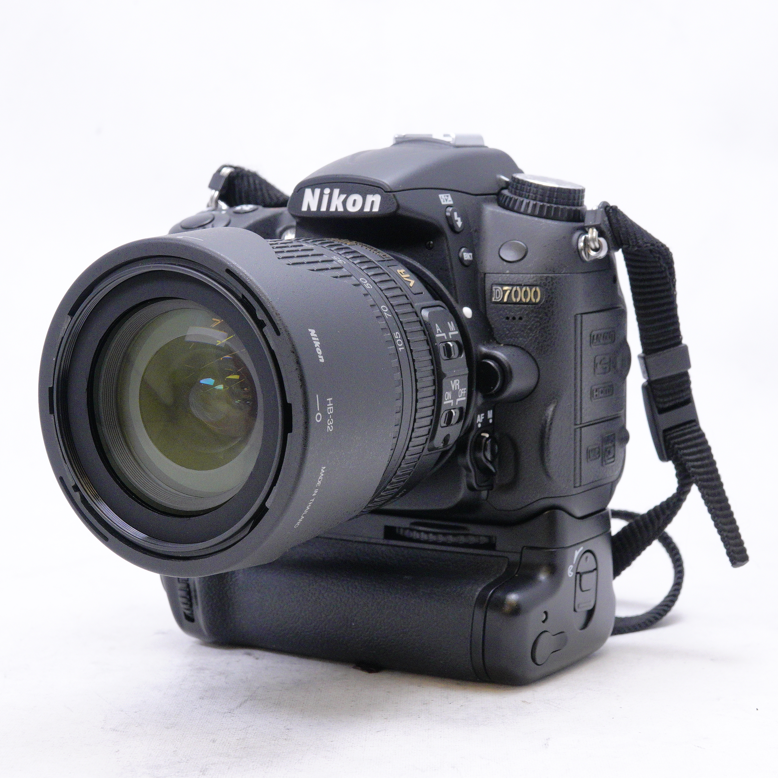 Nikon D7000 con Lente Nikkor 18-105mm f3.5-6 DX más Grip Bow