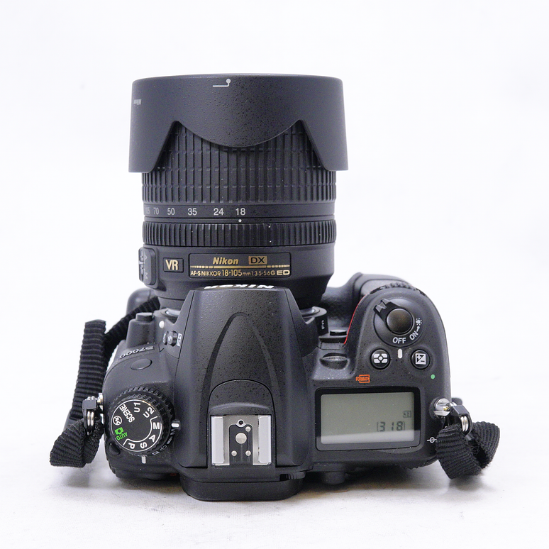 Nikon D7000 con Lente Nikkor 18-105mm f3.5-6 DX más Grip Bower y accesorios - Usado 8