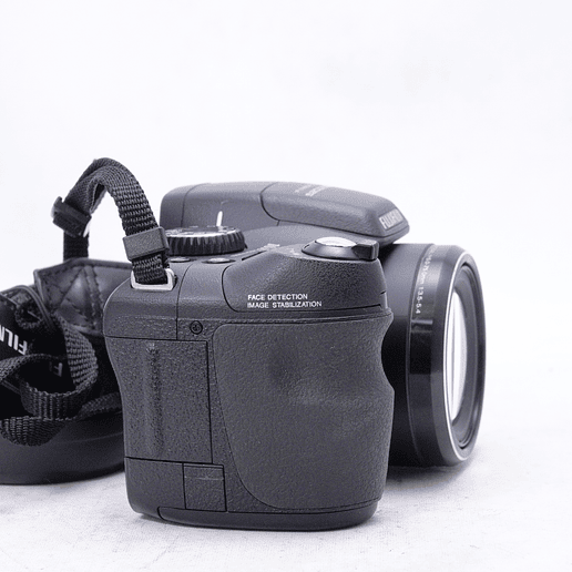  FUJIFILM FinePix S2000HD 5