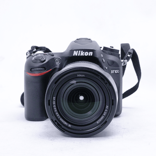 Nikon D7100 con lente de 18-140mm y accesorios - Usado 2
