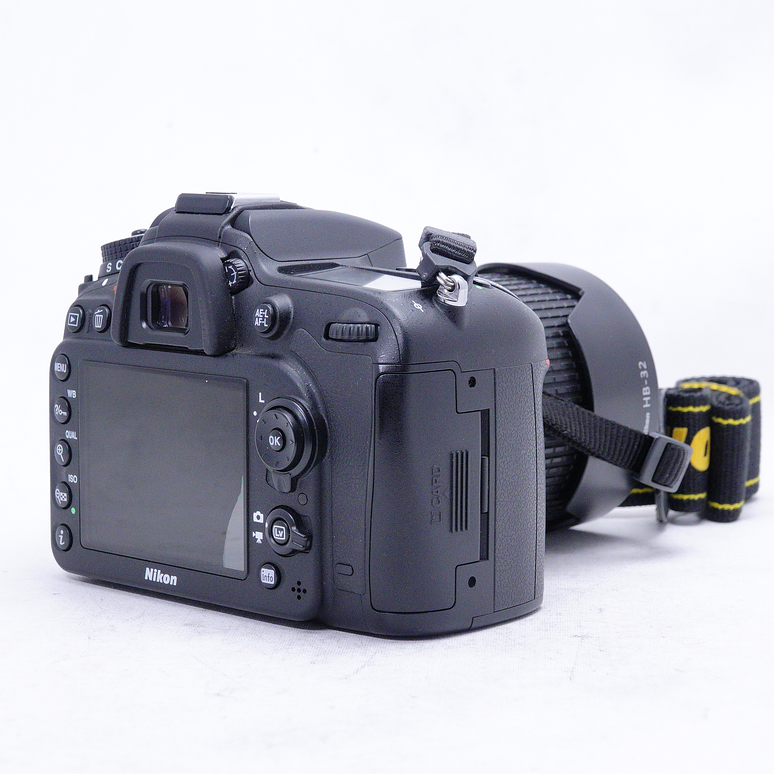 Nikon D7100 con lente de 18-140mm y accesorios - Usado 5