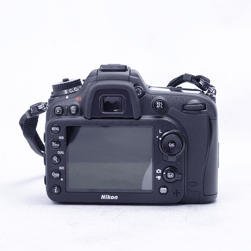 Nikon D7100 con lente de 18-140mm y accesorios - Usado 6