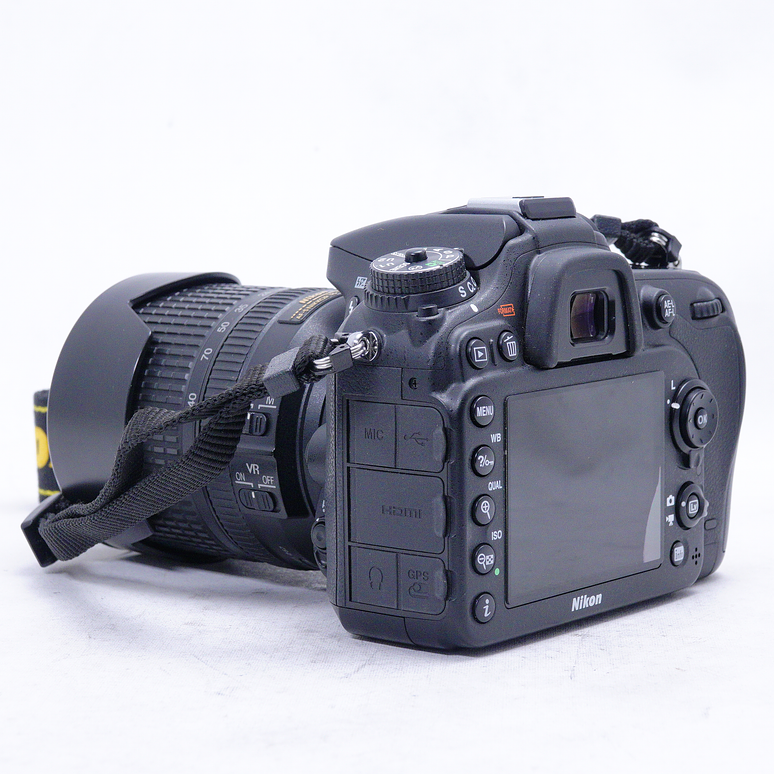 Nikon D7100 con lente de 18-140mm y accesorios - Usado 7