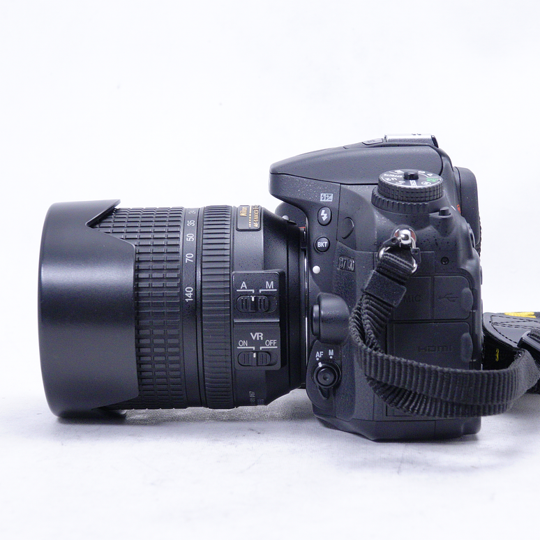 Nikon D7100 con lente de 18-140mm y accesorios - Usado 8