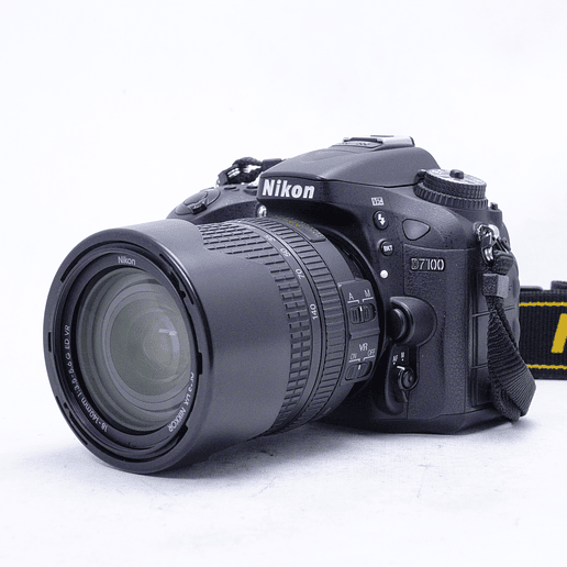 Nikon D7100 con lente de 18-140mm y accesorios - Usado 9