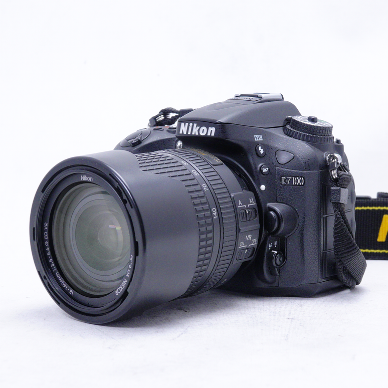 Nikon D7100 con lente de 18-140mm y accesorios - Usado 9