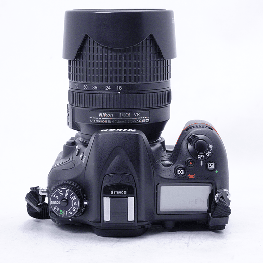 Nikon D7100 con lente de 18-140mm y accesorios - Usado 10