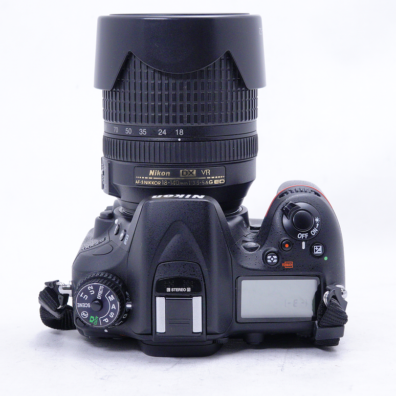 Nikon D7100 con lente de 18-140mm y accesorios - Usado 10