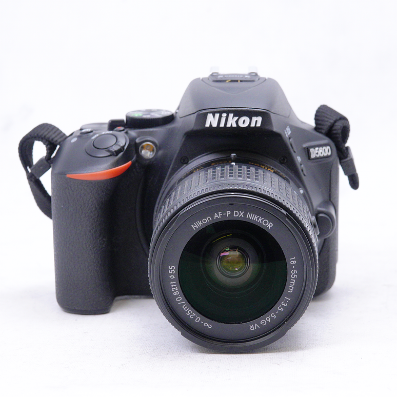 Nikon D5600 con lente 18-55mm y Mochila Nikon original - Usado 2