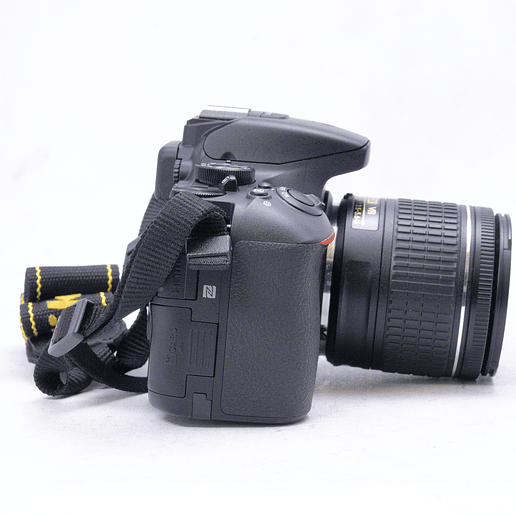 Nikon D5600 con lente 18-55mm y Mochila Nikon original - Usado 4