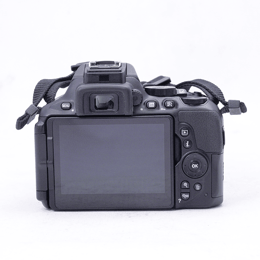 Nikon D5600 con lente 18-55mm y Mochila Nikon original - Usado 6