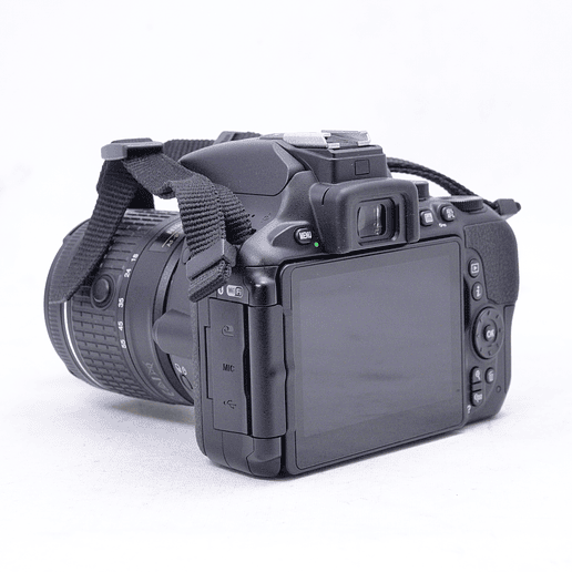 Nikon D5600 con lente 18-55mm y Mochila Nikon original - Usado 7