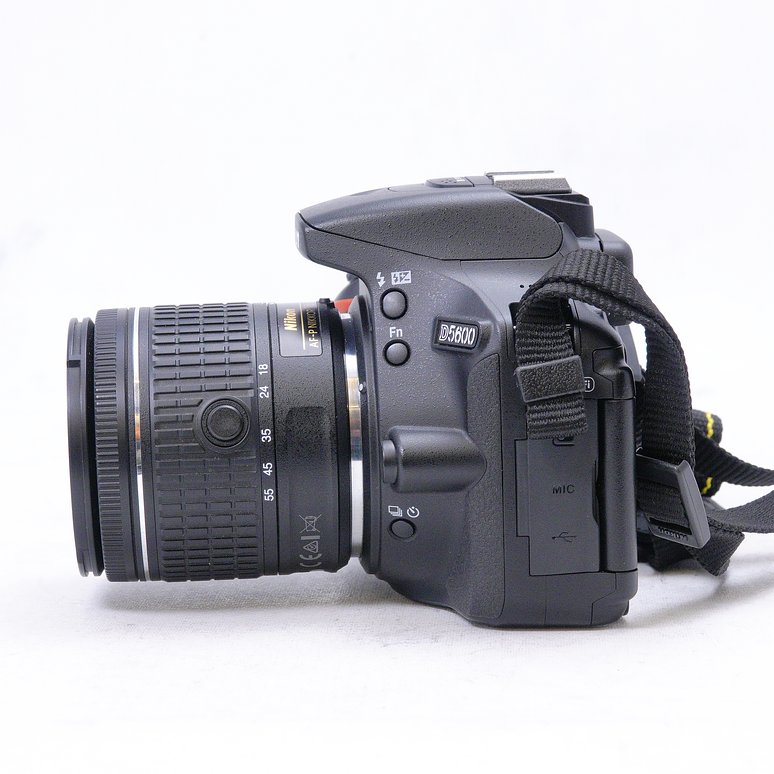 Nikon D5600 con lente 18-55mm y Mochila Nikon original - Usado 8