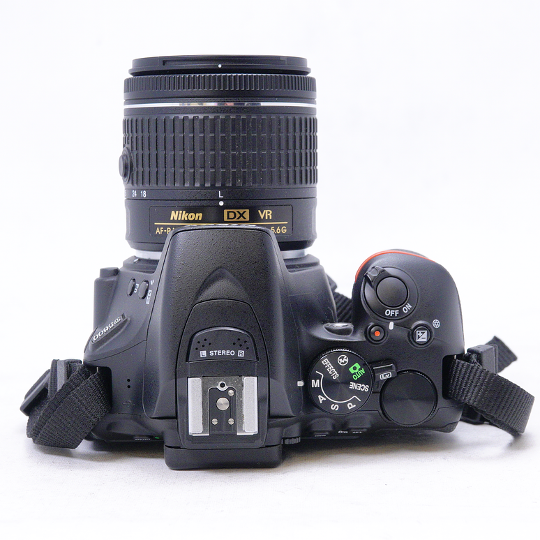 Nikon D5600 con lente 18-55mm y Mochila Nikon original - Usado 10