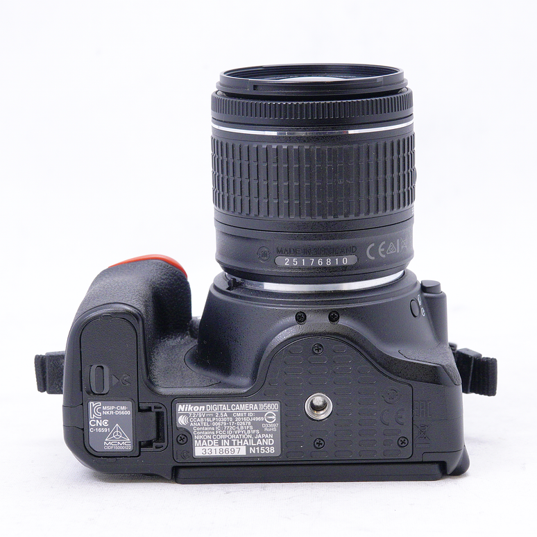 Nikon D5600 con lente 18-55mm y Mochila Nikon original - Usado 11