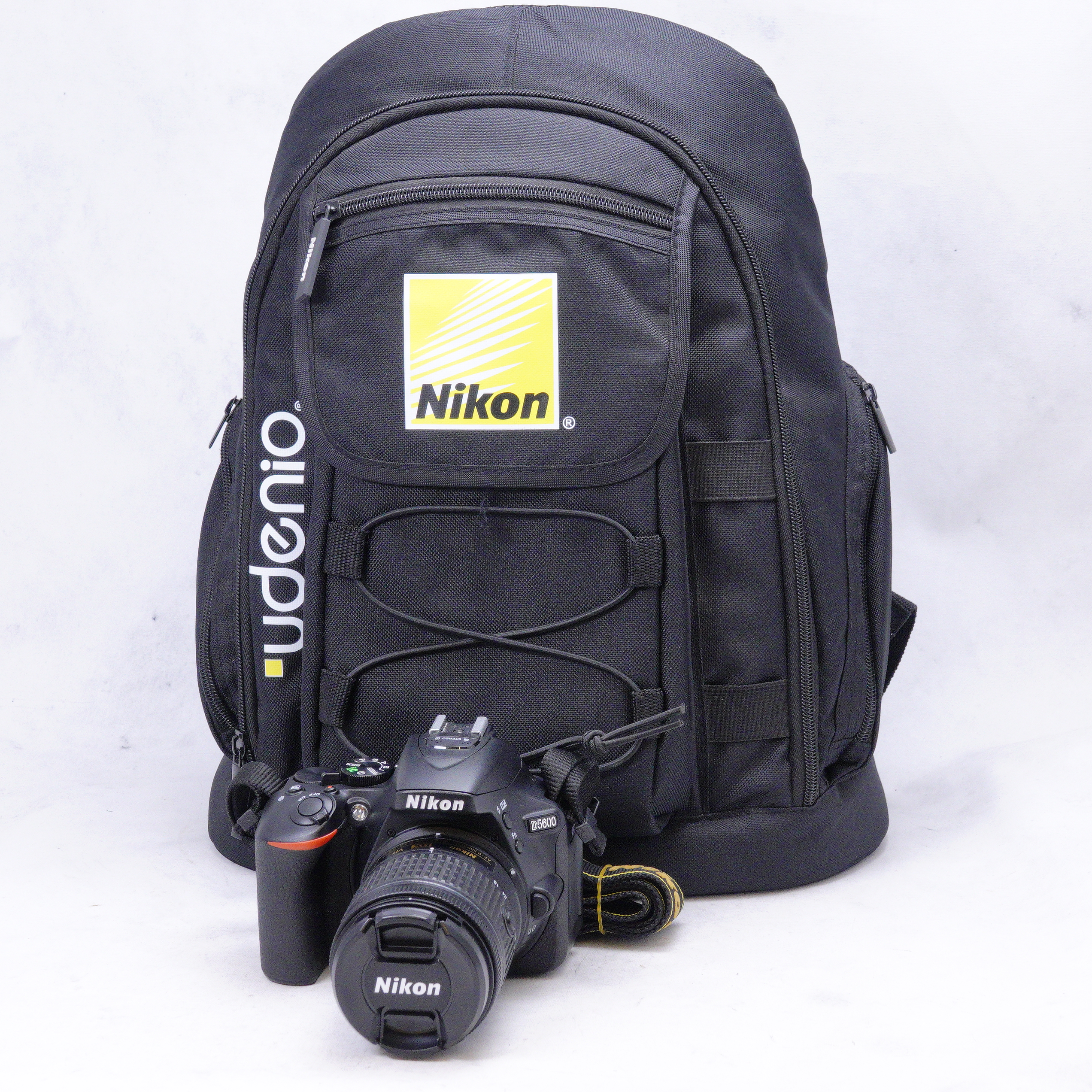 Nikon D5600 con lente 18-55mm y Mochila Nikon original - Usa