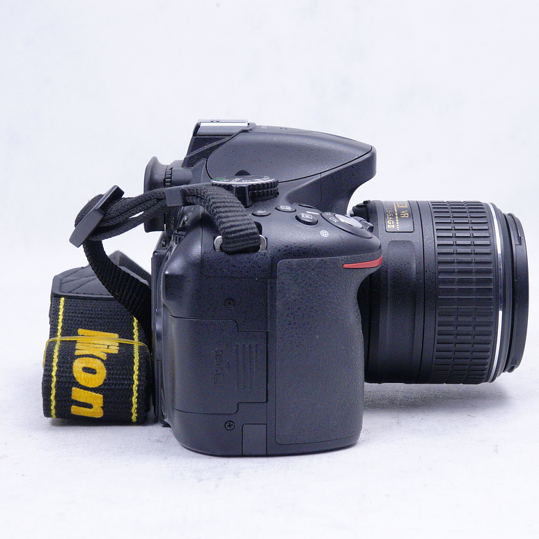 Nikon D5200 DSLR con lente 18-55mm - Usado 4