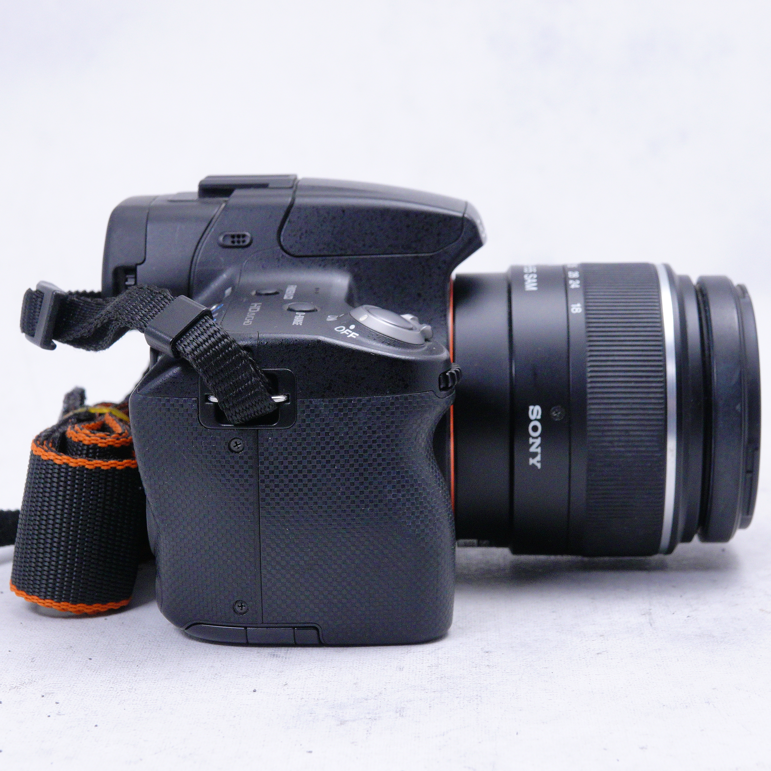 Sony Alpha DSLR-SLT-A33 con lente 18-55mm - Usado