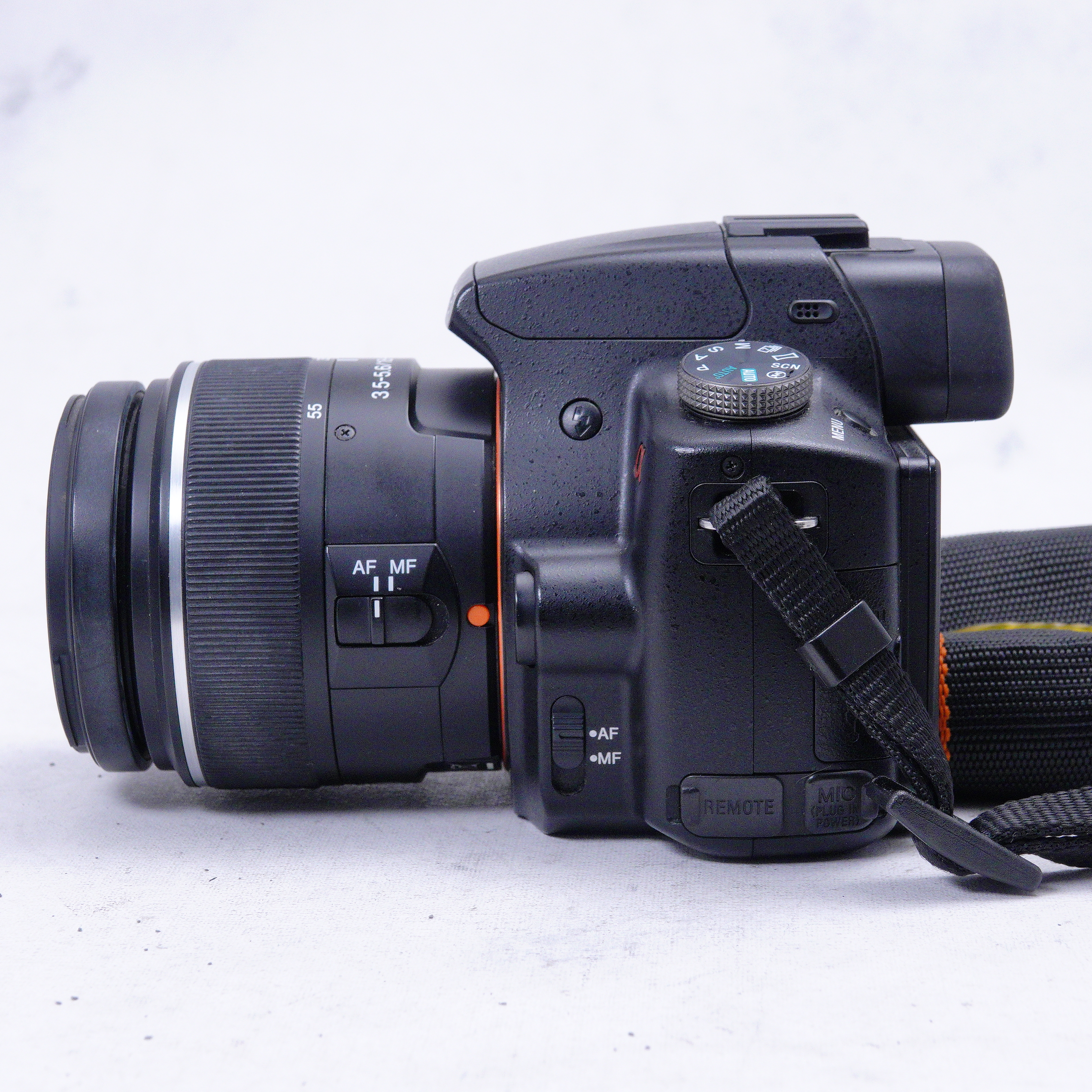 Sony Alpha DSLR-SLT-A33 con lente 18-55mm - Usado