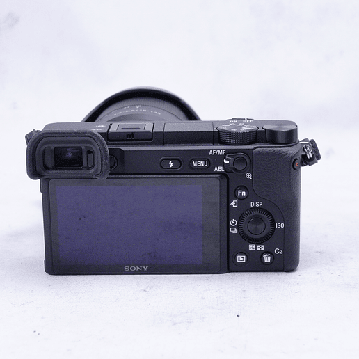 Sony a6400 Mirrorless con lente kit 18-135mm - Usado 6