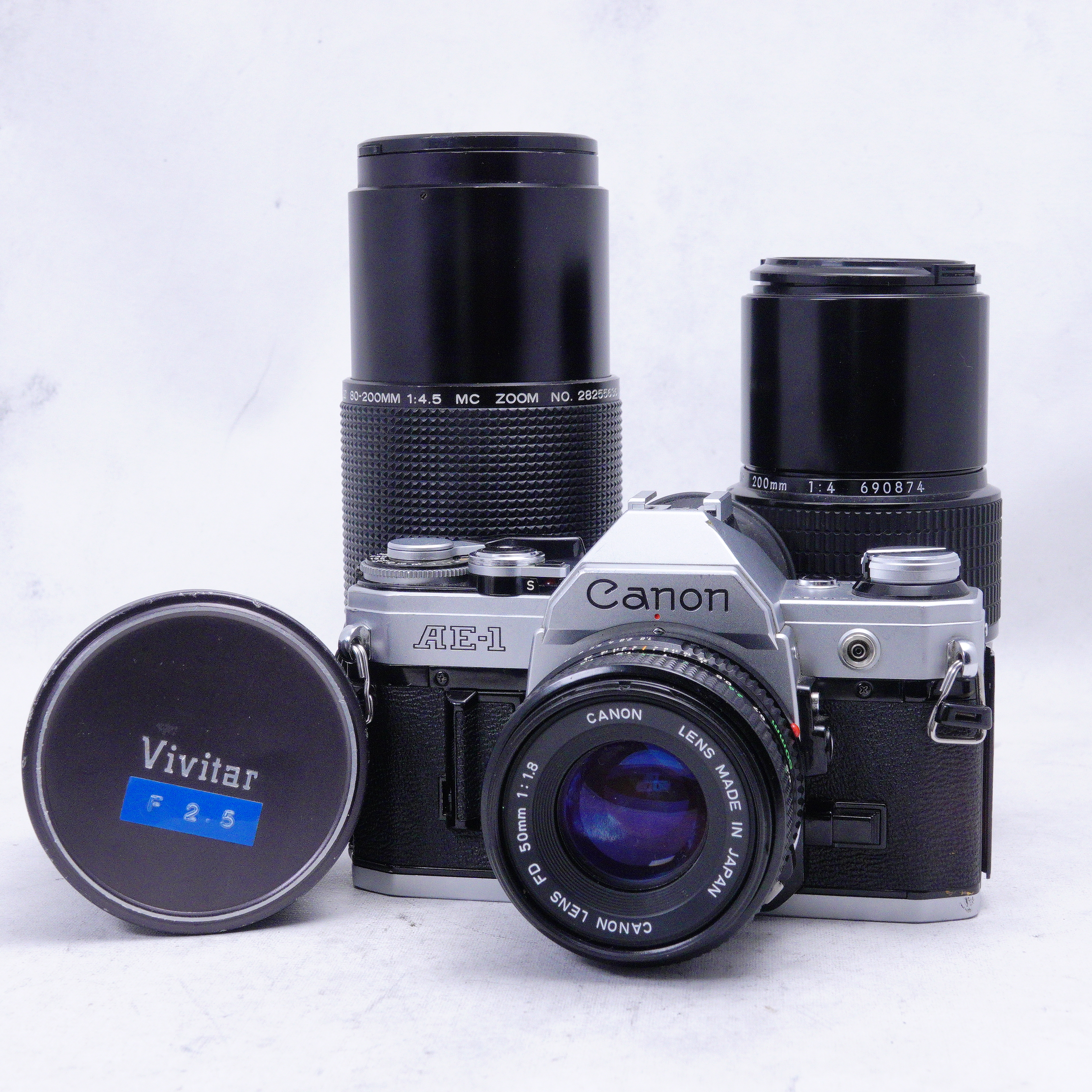 Canon AE-1 con 50mm F1.8 FD más lentes Vivitar 28mm F2.5 y v