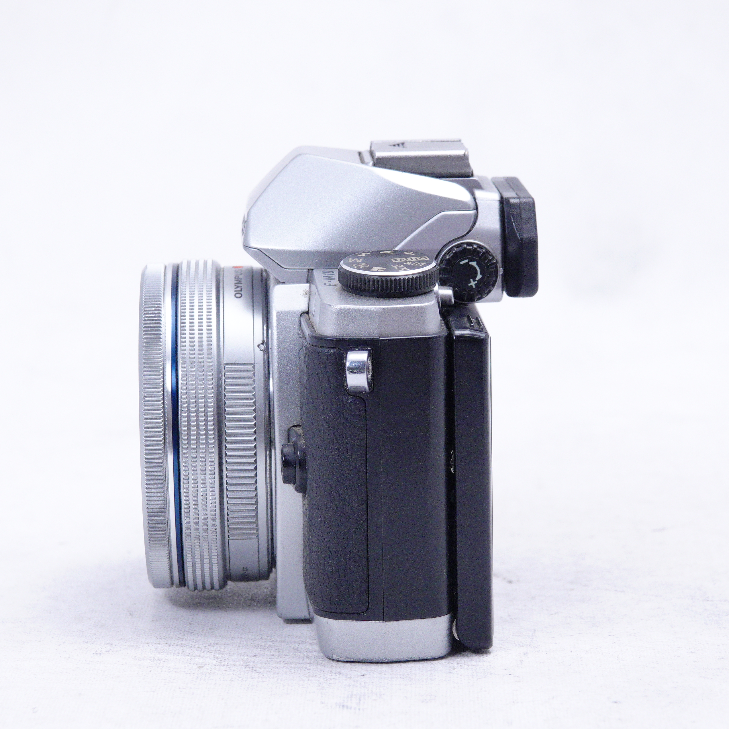 Olympus OM-D E-M10 con lente M.Zuiko 14-42mm EZ - Usado