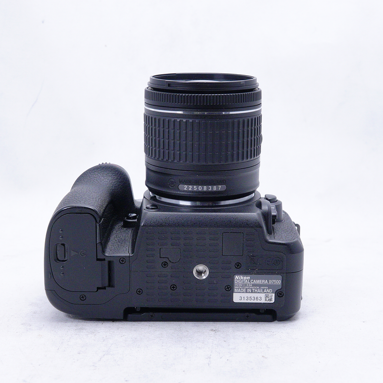 Nikon D7500 DSLR con lente 18-55mm - Usado 8