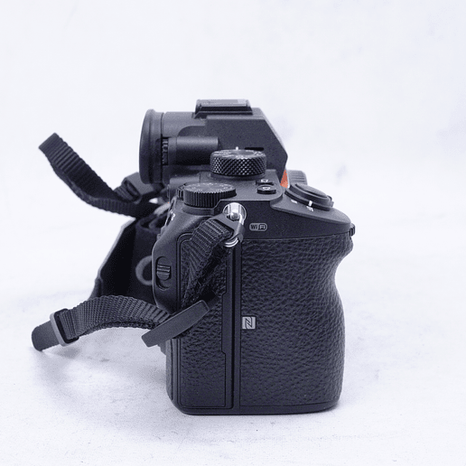 Sony A7III con skin y caja original - Usado 3