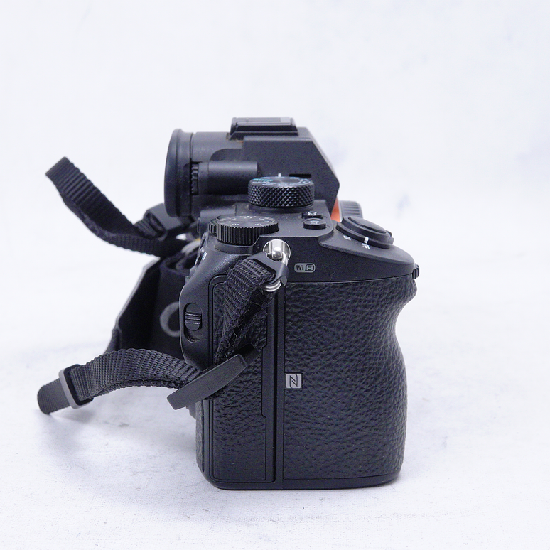 Sony A7III con skin y caja original - Usado 3