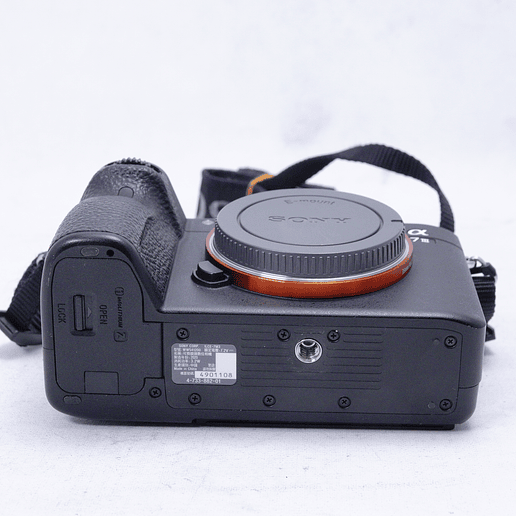 Sony A7III con skin y caja original - Usado 8