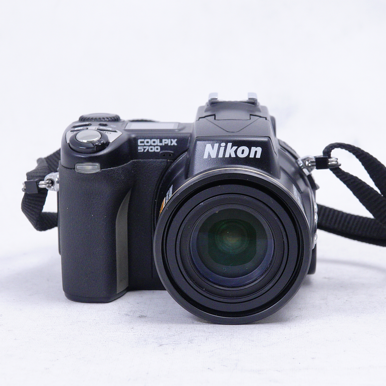 Nikon Coolpix 5700 - Usado 2