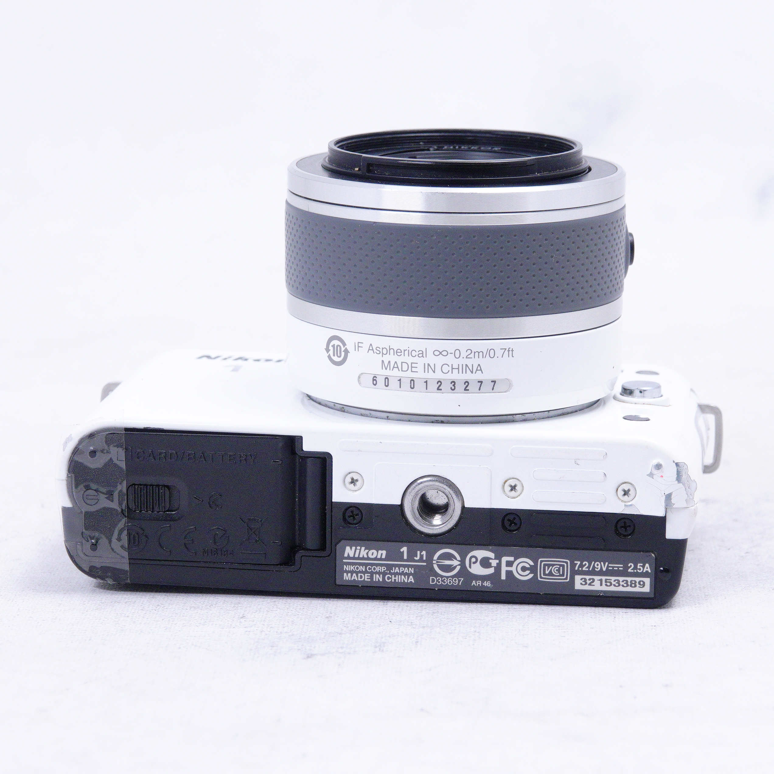 Nikon 1 J1 con lente zoom VR de 10-30mm (detalle) - Usado