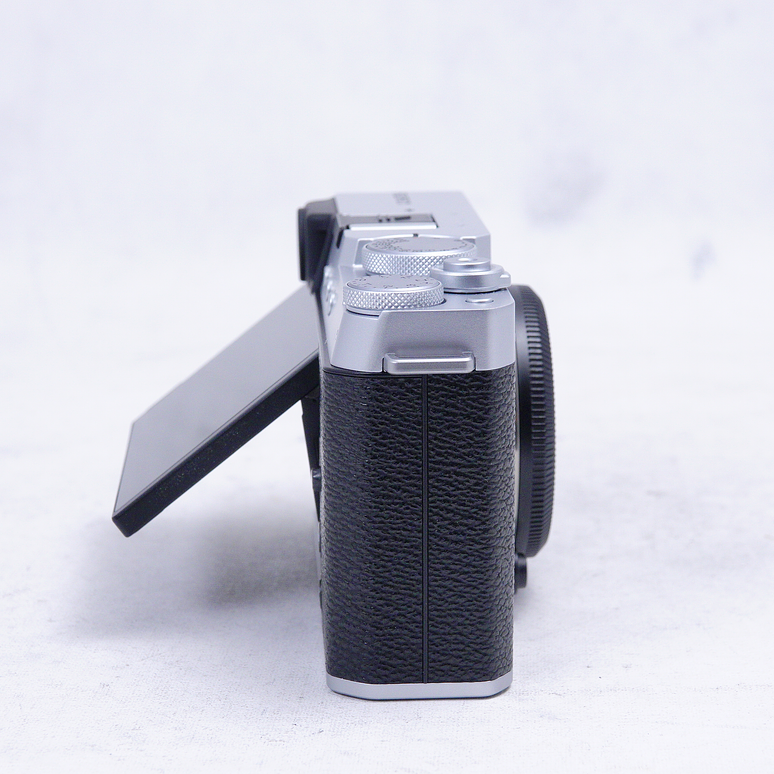 FUJIFILM X-E4 Mirrorless Camera (Silver) - Usado 3