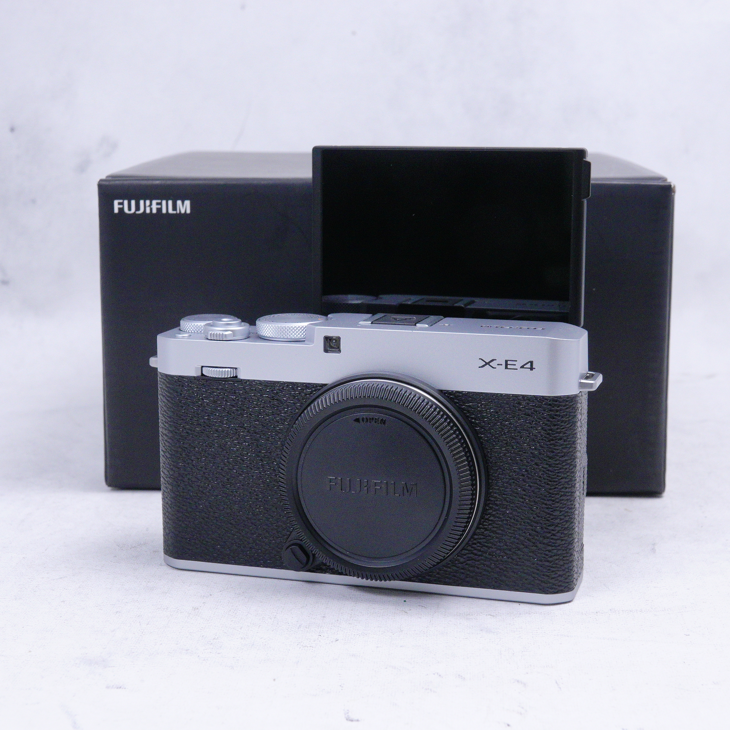 FUJIFILM X-E4 Mirrorless Camera (Silver) - Usado