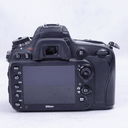 Nikon D610 DSLR con grip Meike - Usado 5