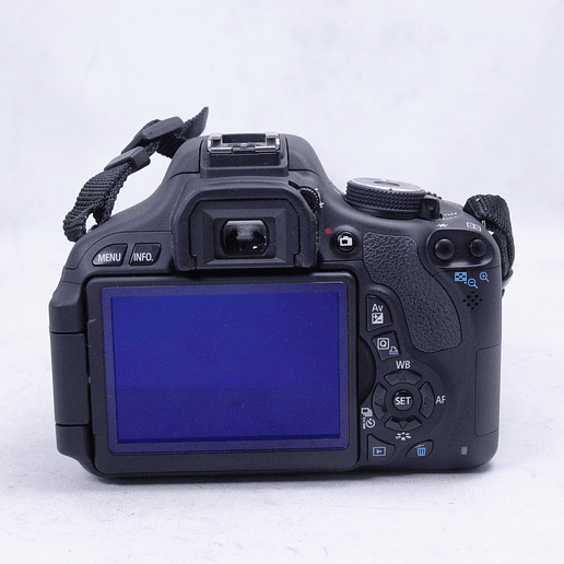 Canon EOS Rebel T3i con lente 18-135mm y bolso Lowepro - Usado 4