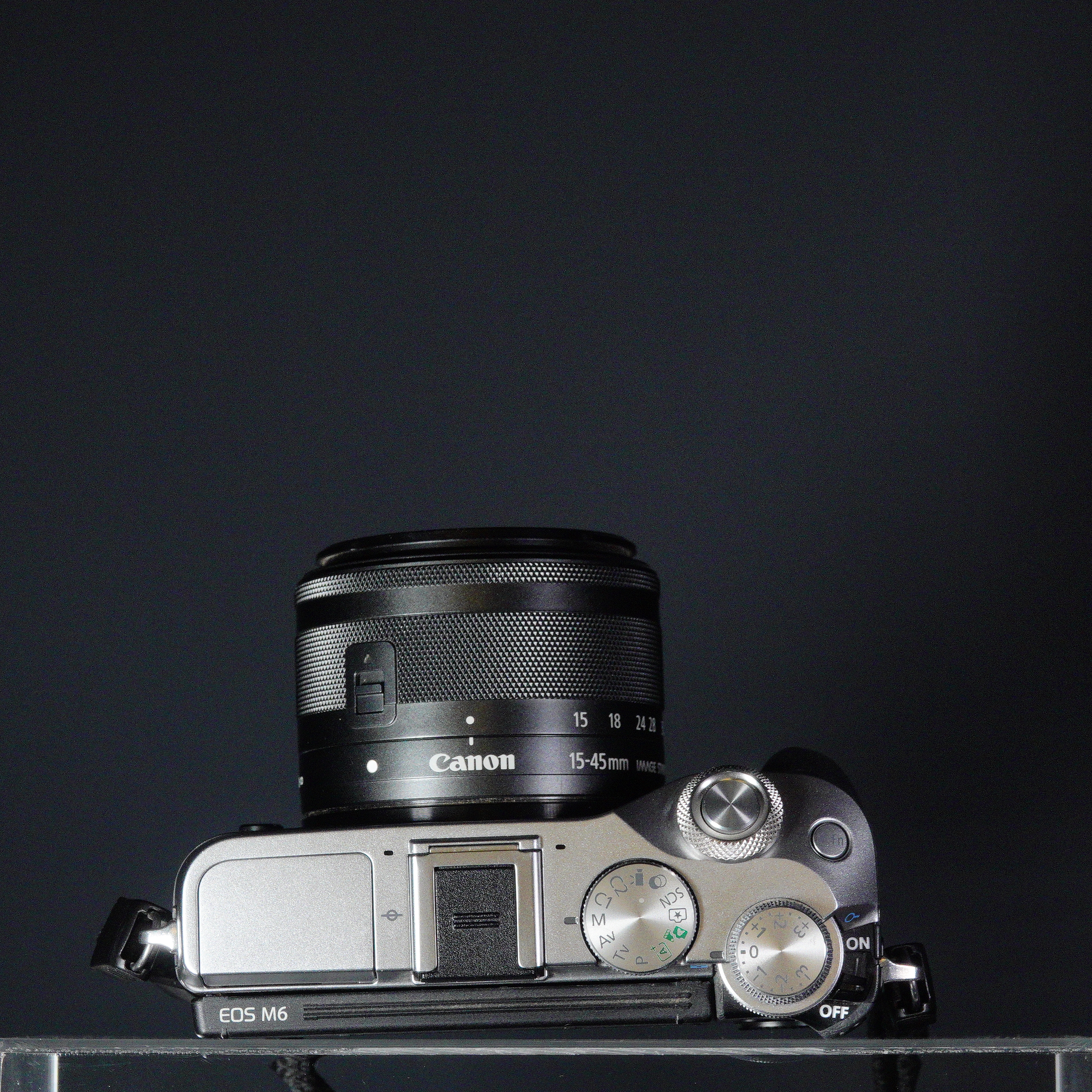 Canon EOS M6 con lente de 15-45 mm - Usado