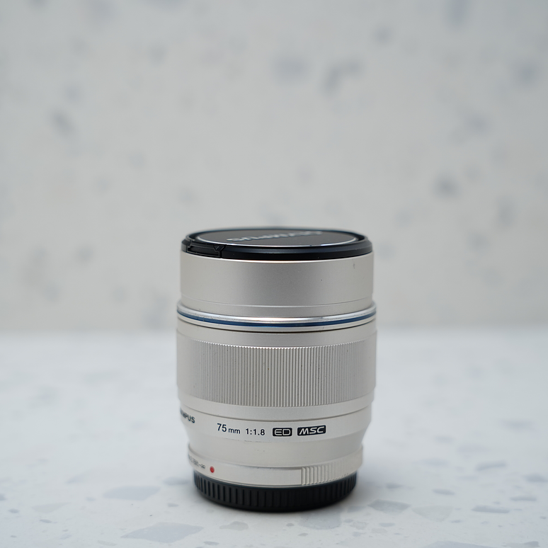 Lente Olympus M.Zuiko Digital ED 75mm f/1.8 (Plata) - Usado 2