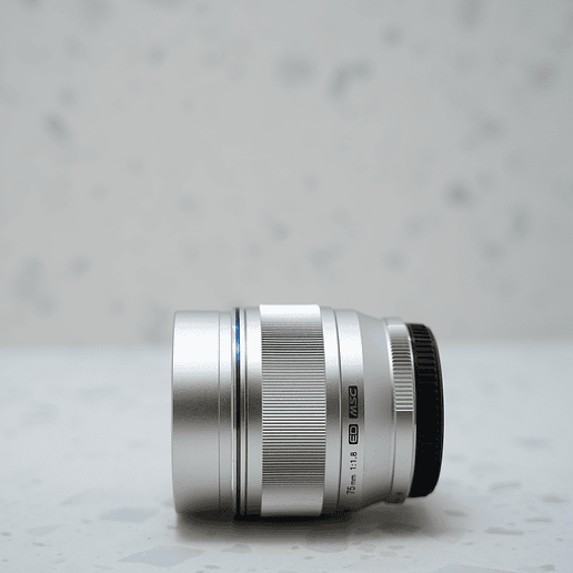 Lente Olympus M.Zuiko Digital ED 75mm f/1.8 (Plata) - Usado 4