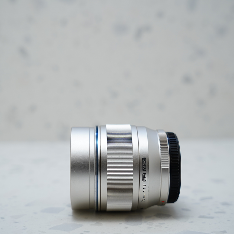 Lente Olympus M.Zuiko Digital ED 75mm f/1.8 (Plata) - Usado 4