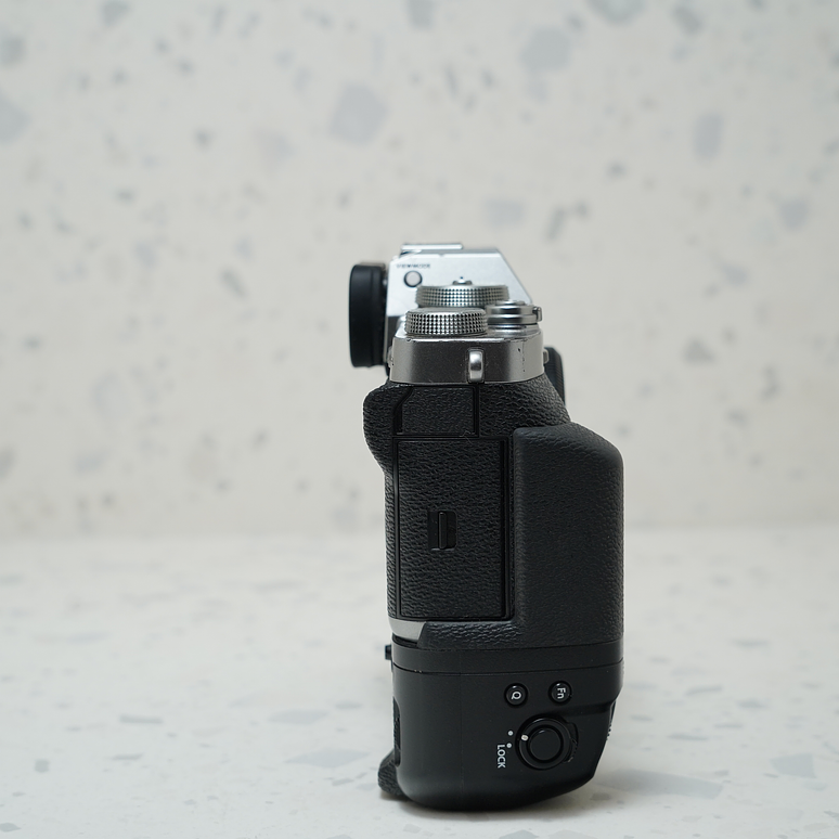 FUJIFILM X-T3 + battery grip VG-XT3  (Silver) - Usado  3
