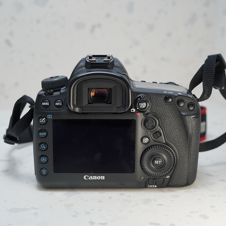 Canon EOS 5D Mark IV con lente 50mm 1.4  - Usado 4