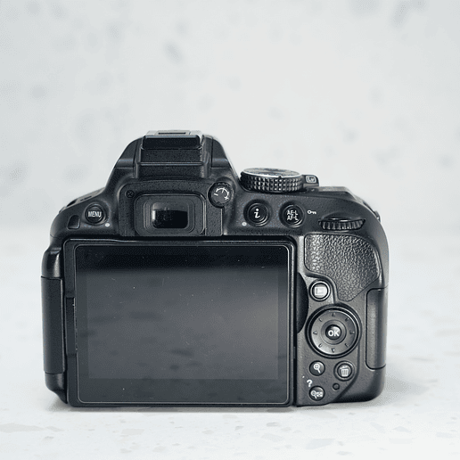 Nikon D5300 más lente  18-55 mm - usada 4