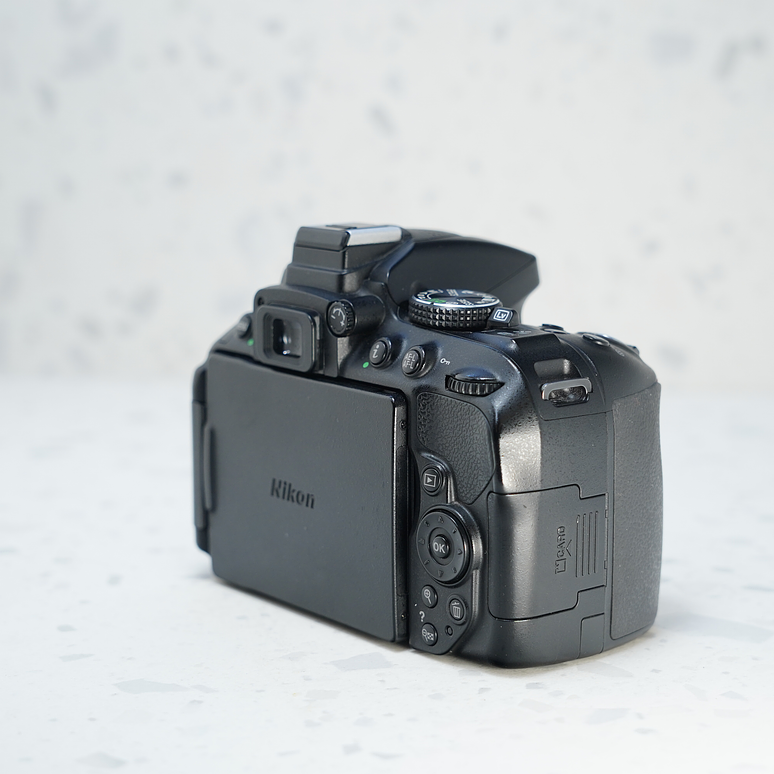 Nikon D5300 más lente  18-55 mm - usada 7