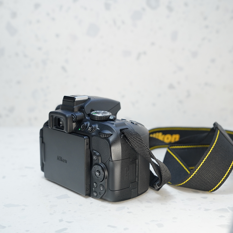 Nikon D5300 kit 18-55mm más Nikon DX AF-P 70-300 - usado 5