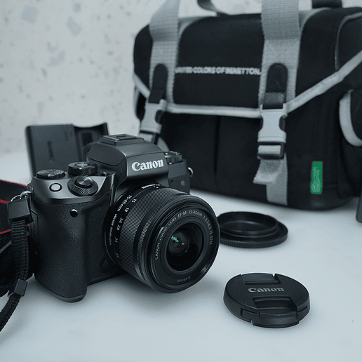 Canon EOS M5 con lente EF-M 15-45mm f/3.5-6.3 IS STM - Usado 2