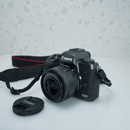 Canon EOS M5 con lente EF-M 15-45mm f/3.5-6.3 IS STM - Usado 1